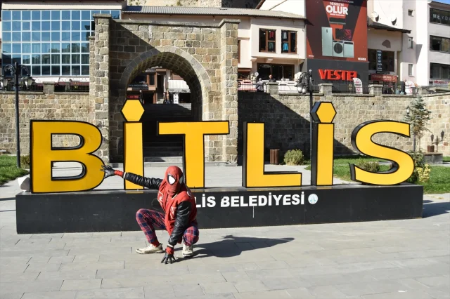 Örümcek Adam Kostümündeki İzmirli Fenomenin Bitlis Macerası