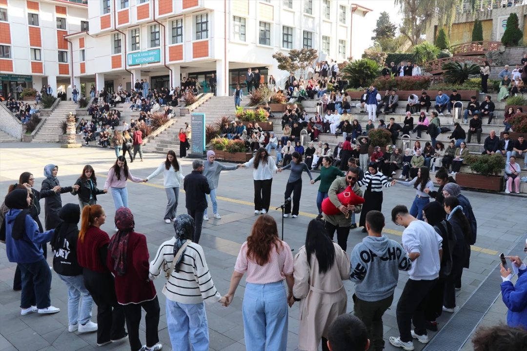 Rize'de Tulum Coşkusu: Öğrenciler Sınav Öncesi Horonla Stres Attı