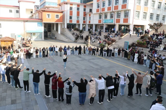 Rize'de Tulum Coşkusu: Öğrenciler Sınav Öncesi Horonla Stres Attı