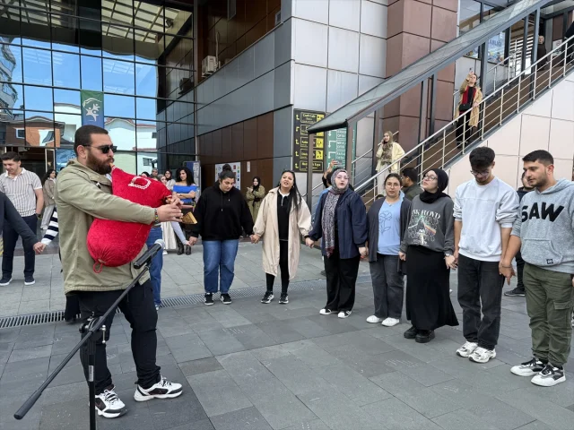 Rize'de Tulum Coşkusu: Öğrenciler Sınav Öncesi Horonla Stres Attı