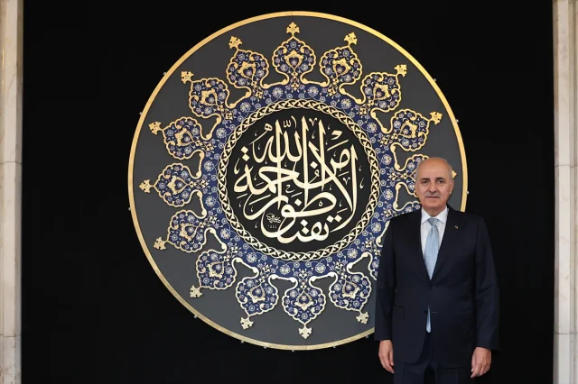 Numan Kurtulmuş'un Gezdiği Sergi: Hilalin Işığında Sanatla Anlam Buluyor