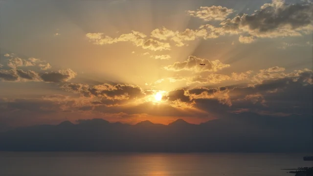 Antalya'da Gün Batımının Büyüleyici Anları Görüntülendi