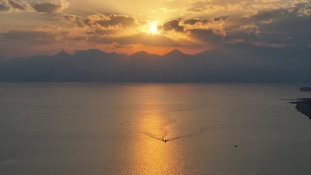 Antalya'da Gün Batımının Büyüleyici Anları Görüntülendi