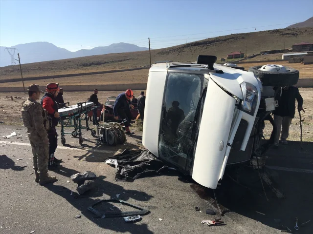 Ağrı'da Korkunç Trafik Kazası: Minibüs ve Otomobil Çarpıştı