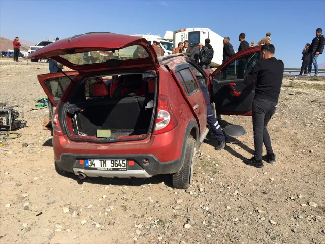 Ağrı'da Korkunç Trafik Kazası: Minibüs ve Otomobil Çarpıştı