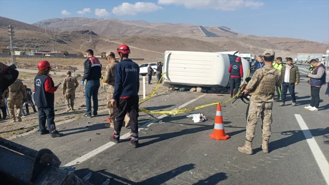 Ağrı'da Korkunç Trafik Kazası: Minibüs ve Otomobil Çarpıştı
