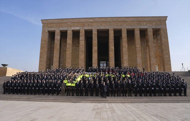 Emniyet Genel Müdürü Demirtaş ile Duygusal Anıtkabir Töreni