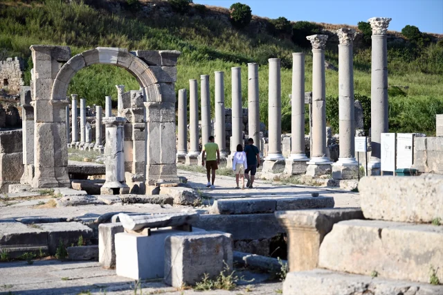 Antalya Ekimde Tarihi Rekorla Turizmde Altın Çağını Yaşıyor