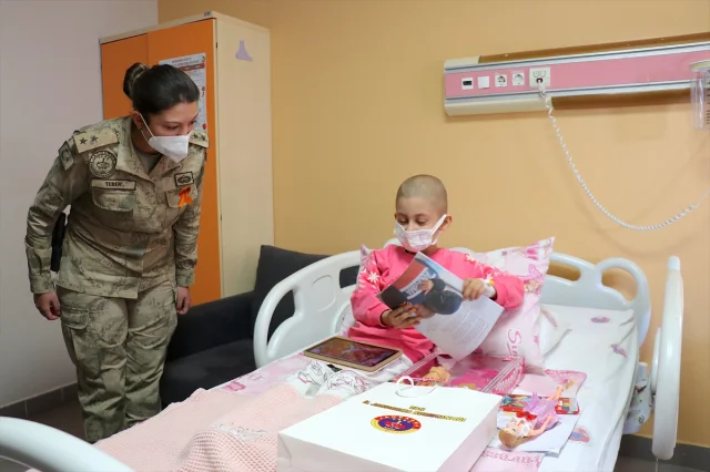 Sevgi ve Umutla Gelen Moral: Jandarmadan Lösemi Hastası Çocuklara Özel Ziyaret