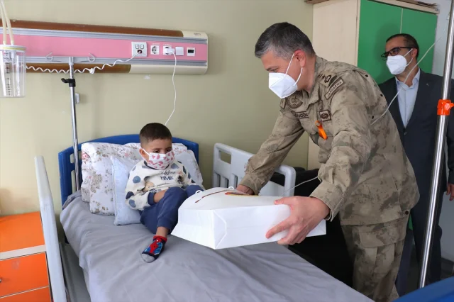 Sevgi ve Umutla Gelen Moral: Jandarmadan Lösemi Hastası Çocuklara Özel Ziyaret