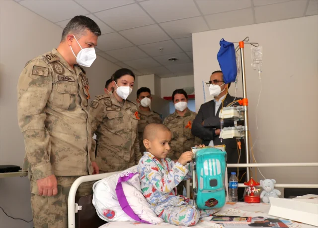 Sevgi ve Umutla Gelen Moral: Jandarmadan Lösemi Hastası Çocuklara Özel Ziyaret