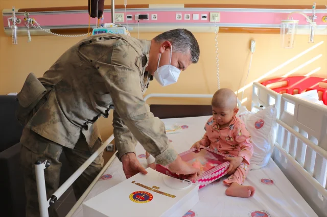 Sevgi ve Umutla Gelen Moral: Jandarmadan Lösemi Hastası Çocuklara Özel Ziyaret