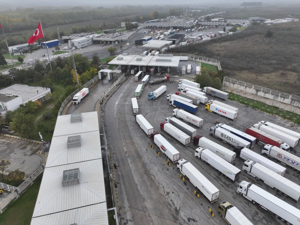 Kapıkule Sınır Kapısı'nda Tır Geçişleri Hız Kazandı