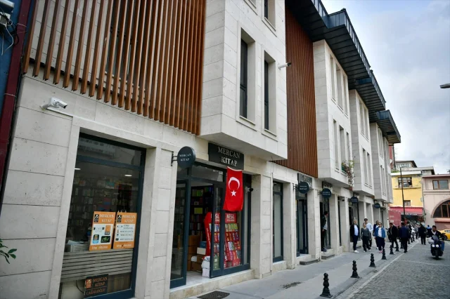 Cağaloğlu Kitapçılar Sokağı Yeniden Hayatı Renklendiriyor