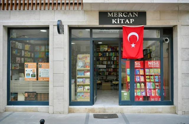 Cağaloğlu Kitapçılar Sokağı Yeniden Hayatı Renklendiriyor