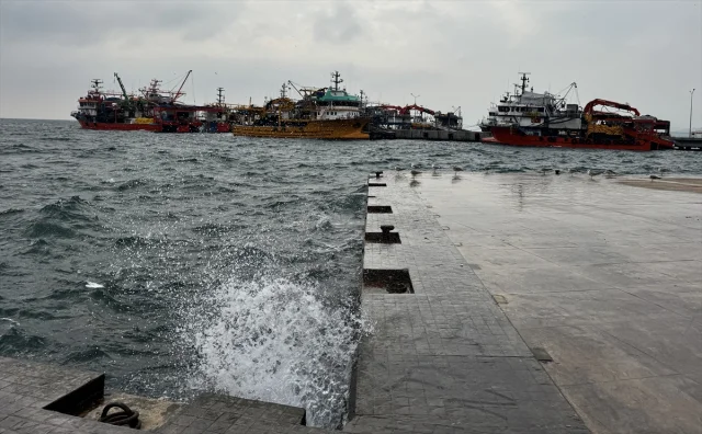 Karadeniz'de Balıkçılar Fırtınayla Mücadele Ediyor