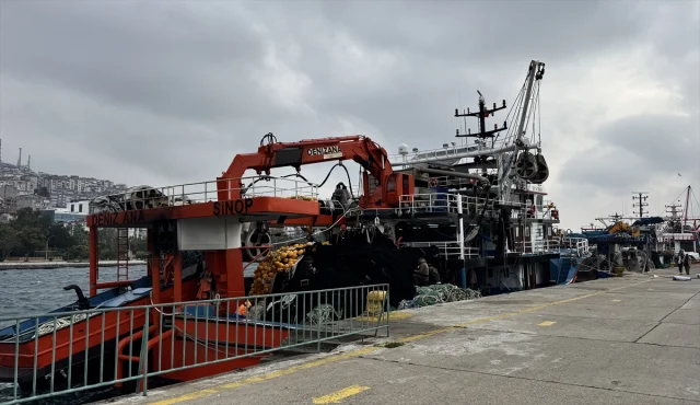 Karadeniz'de Balıkçılar Fırtınayla Mücadele Ediyor