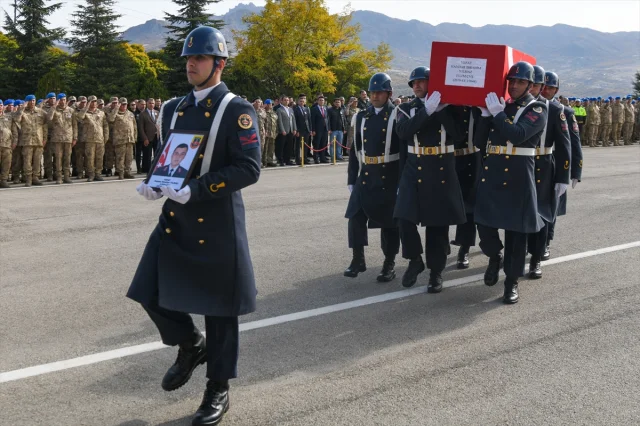Tunceli'deki Kazada Şehit Olan Asker İçin Duygusal Tören
