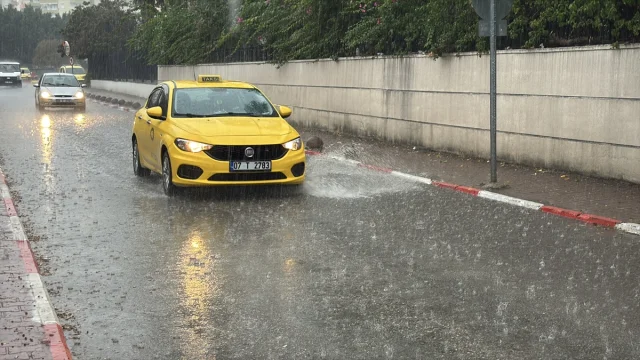 Antalya'yı Sarsan Şiddetli Sağanak ve Rüzgar Alarmı
