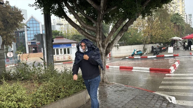 Antalya'yı Sarsan Şiddetli Sağanak ve Rüzgar Alarmı