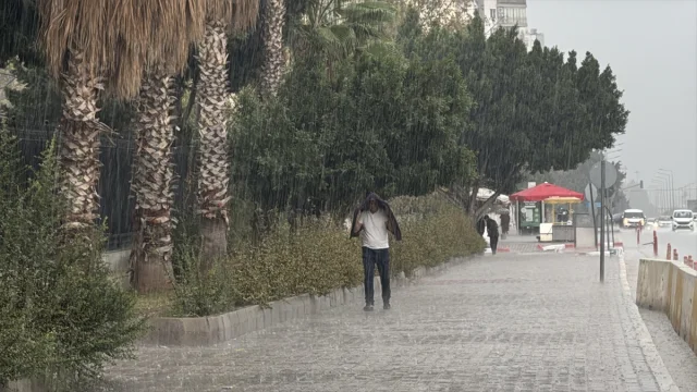 Antalya'yı Sarsan Şiddetli Sağanak ve Rüzgar Alarmı