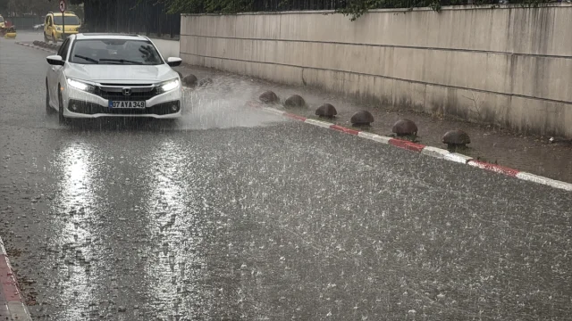 Antalya'yı Sarsan Şiddetli Sağanak ve Rüzgar Alarmı