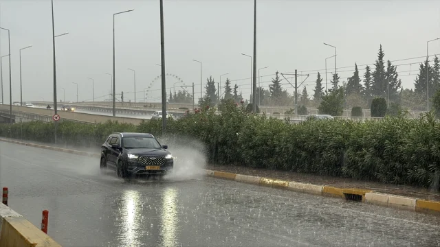 Antalya'yı Sarsan Şiddetli Sağanak ve Rüzgar Alarmı