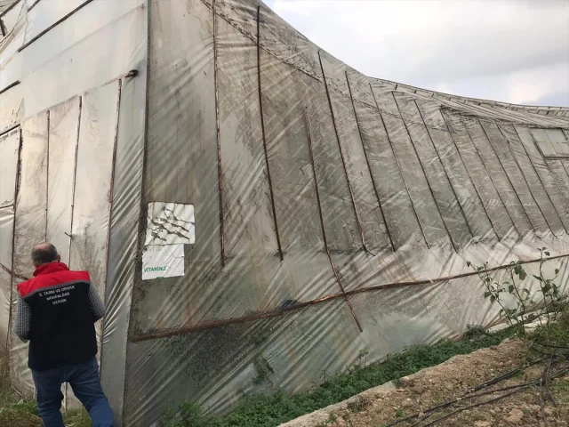 Mersin'de Seraları Vuran Hortum: Tahribatın Boyutları Şaşırtıyor