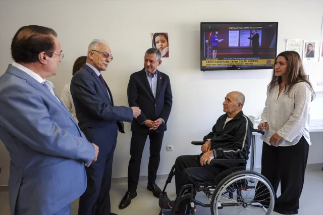 CHP Lideri Özgür Özel'den Hikmet Çetin'e Sürpriz Hastane Ziyareti