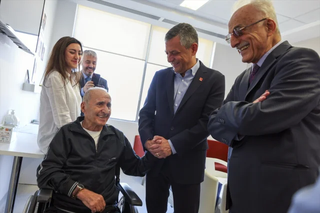CHP Lideri Özgür Özel'den Hikmet Çetin'e Sürpriz Hastane Ziyareti