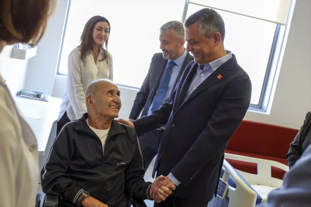 CHP Lideri Özgür Özel'den Hikmet Çetin'e Sürpriz Hastane Ziyareti