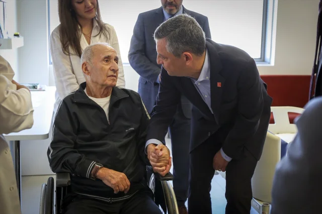 CHP Lideri Özgür Özel'den Hikmet Çetin'e Sürpriz Hastane Ziyareti