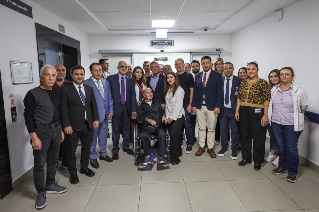 CHP Lideri Özgür Özel'den Hikmet Çetin'e Sürpriz Hastane Ziyareti