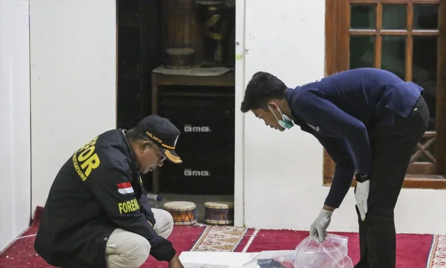 Cakarta'daki Cuma Namazı Sırasında Korkutan Patlamalar