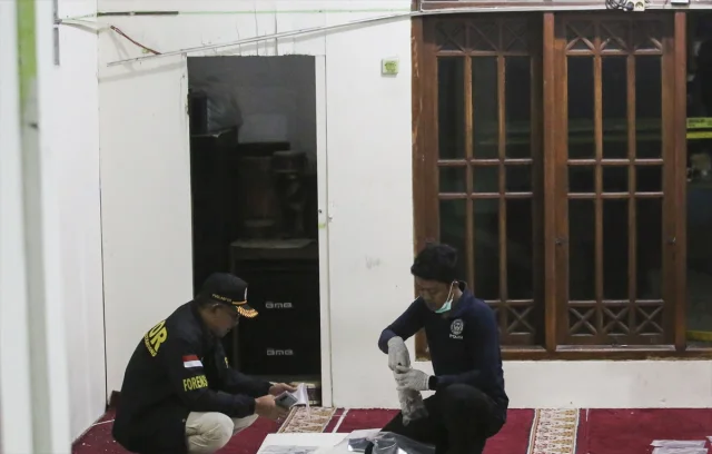 Cakarta'daki Cuma Namazı Sırasında Korkutan Patlamalar