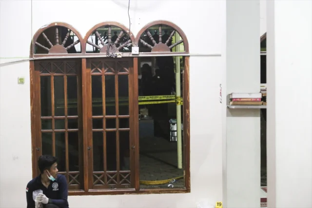 Cakarta'daki Cuma Namazı Sırasında Korkutan Patlamalar