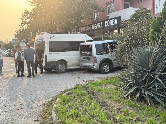 Kocaeli'de Feci Kaza Korkuttu: Lokanta Önünde Bekleyenler Araç Çarpması Sonucu Yaralandı