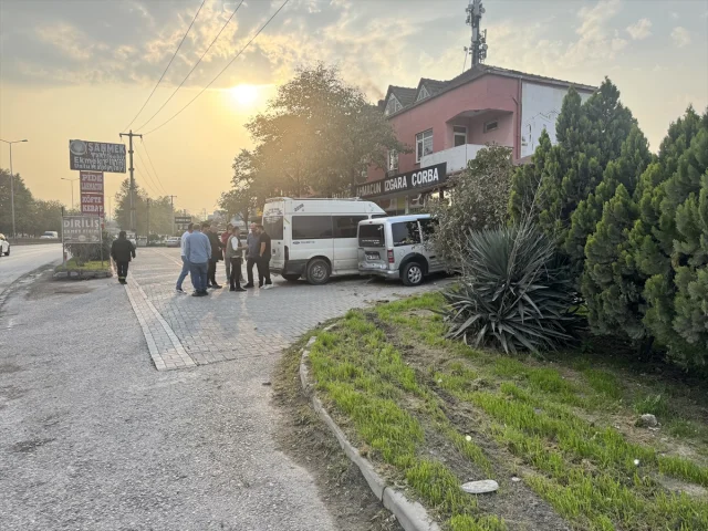 Kocaeli'de Feci Kaza Korkuttu: Lokanta Önünde Bekleyenler Araç Çarpması Sonucu Yaralandı