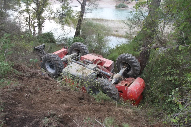 Antalya'da Şarampole Yuvarlanan Dev Makine İle Gelen Tehlike