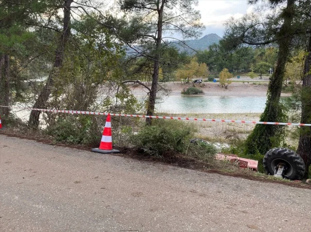 Antalya'da Şarampole Yuvarlanan Dev Makine İle Gelen Tehlike