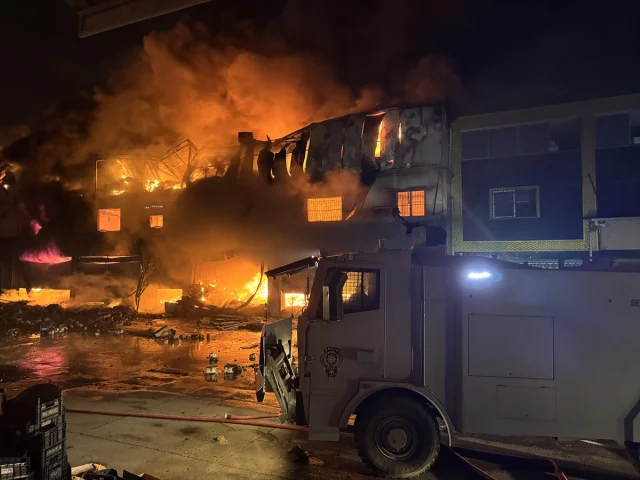 Adana'da Hırdavat Dükkânında Büyük Yangın Paniğe Yol Açtı