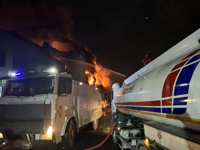Adana'da Hırdavat Dükkânında Büyük Yangın Paniğe Yol Açtı