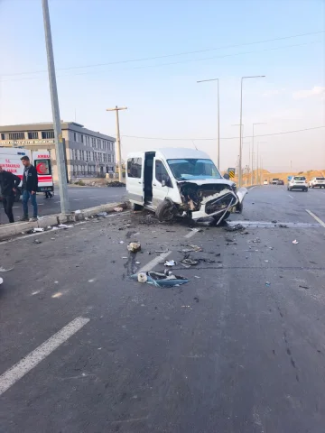 Şırnak'ta Korkutan Kaza: Minibüs ve Ticari Araç Çarpıştı, 19 Yaralı
