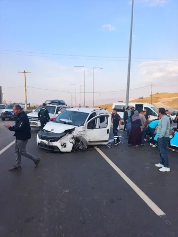 Şırnak'ta Korkutan Kaza: Minibüs ve Ticari Araç Çarpıştı, 19 Yaralı
