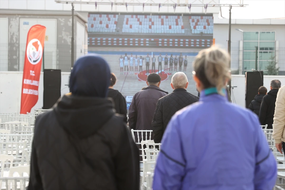 Taraftarlar Cezalı Maçı Dev Ekrandan İzledi