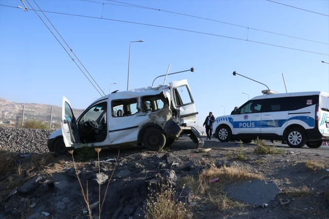 Kayseri'de Lokomotifin Çarptığı Araçta Korkutan Anlar