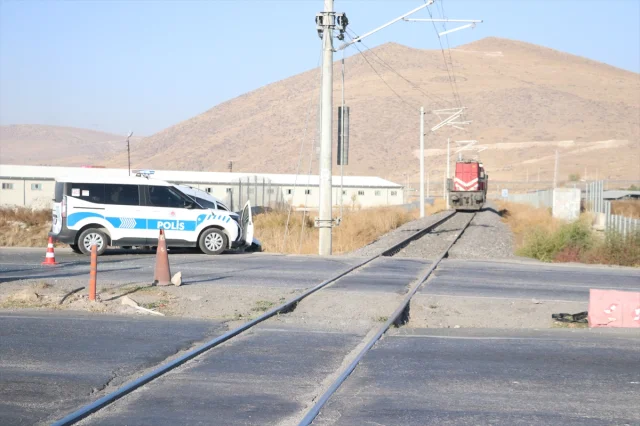 Kayseri'de Lokomotifin Çarptığı Araçta Korkutan Anlar