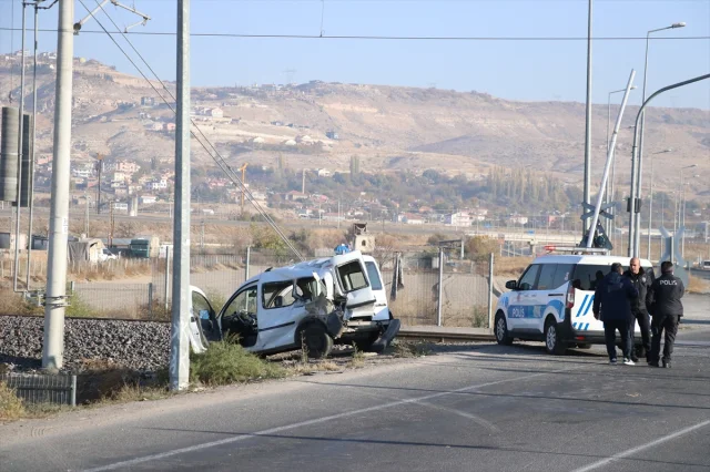 Kayseri'de Lokomotifin Çarptığı Araçta Korkutan Anlar