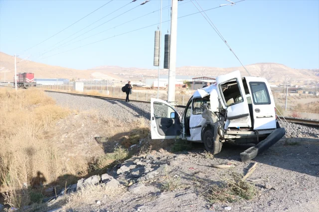 Kayseri'de Lokomotifin Çarptığı Araçta Korkutan Anlar
