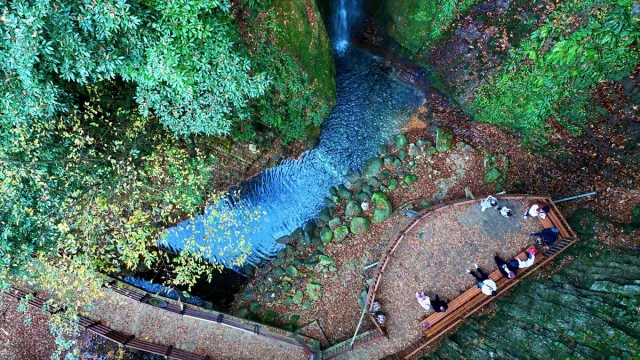 Düzce'nin gizli cenneti Aktaş Şelalesi sonbaharda ziyaretçilerini büyülüyor